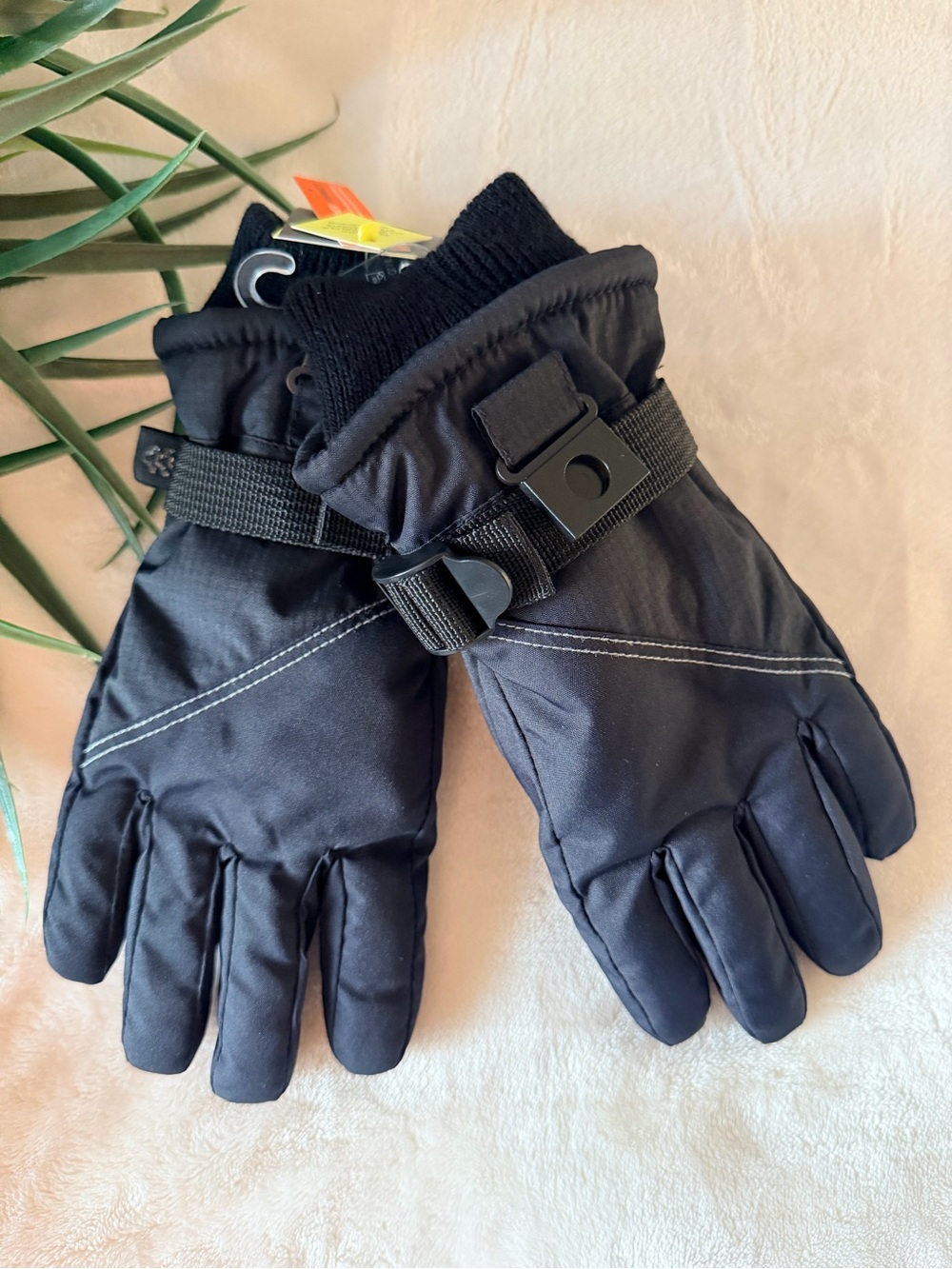 NWT Kids Black Snow Ski Winter Gloves Size 4-7